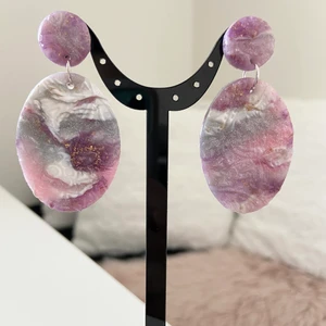 Örhängen  - Handgjorda örhängen av lera.Samfraktar. Kontakta för flera bilder eventuellt video. Storlek ca 5  cm Står ej för postens slarv Kontakta för nickelfri alternativ