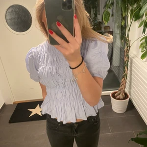 Mango volang blus  - Helt ny volang blus med prislapp kvar 😍 Nypris : 270 kr (Säljer samma i vit) pris går att diskutera vid snabb affär 