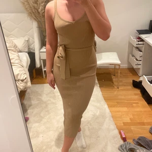 Stickad klänning - Lång stickad tajt klänning. Helt oanvänd, lapparna är fortfarande kvar på. Jättestretchig så därav passar den både större och mindre. Frakt tillkommer på 66kr.