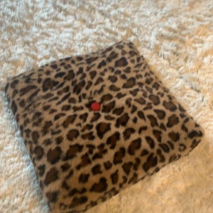 Leopard Kudde  - En mjuk leopard kudde som du kan ha som prydnadskudde 