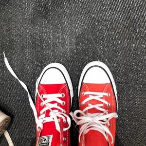 Converse  - INTERESSEKOLL på mina låga röda Converse. De är i nyskick då de har används sparsamt! Hör av er om ni är intereserade eller vill ha mer bilder! ❤️❤️🤍🤍