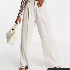 Byxa i linne  - Super fina byxor i linne, endast testade. Slutsålda överallt. Storlek 34, upplever dem mer som 36