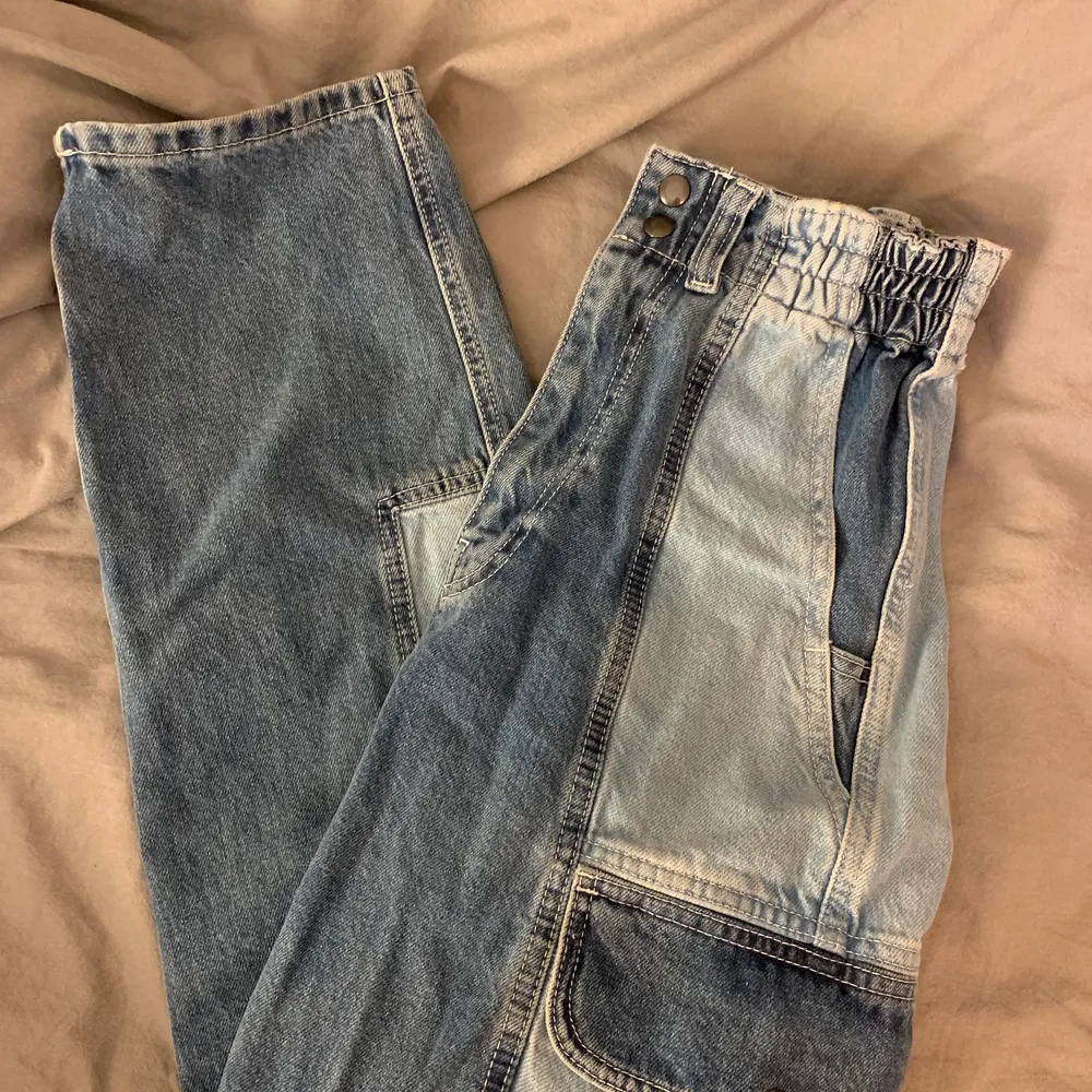 raka högmidjade jeans med fickor och olika färger från urban outfitters. jättefina detaljer. skriv för bilder/mått/detaljer, pris kan diskuteras! 💋. Jeans & Byxor.