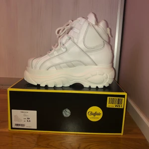 Buffalos - Buffalo London, i strl 39✨ Helt oanvända! Säljer i orginal kartong.