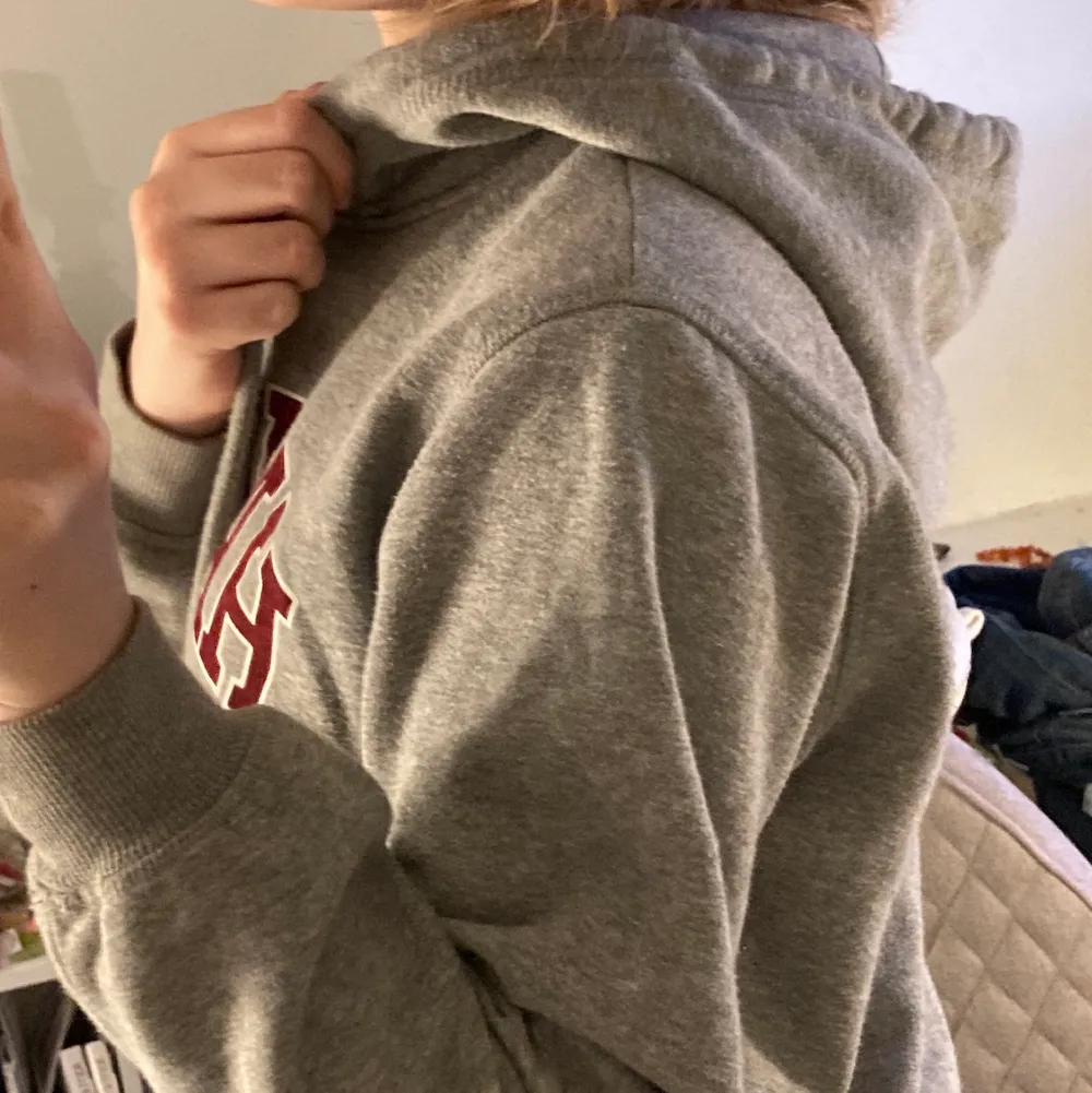 ”Harvard” hoodie från h&m🤍 köpt för ungefär 1,5/2 år sen, fortfarande i ett bra skick🤍. Hoodies.