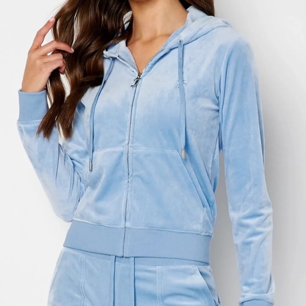 Ljusblå hoodie, använd ca 5-10 gånger.  Bra skick! Köpt i London på Juicy Cotoures affär. . Tröjor & Koftor.