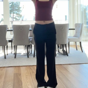Lågmidjade kostymbyxor  - Midwaist/lågmidjade svarta kostymbyxor! Superfina inte alls använda mycket. Storlek 34 men passar nog 36 också! Möts upp i Stockholm eller fraktar!