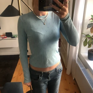 Blå tröja zara - Jättefin blå tröja med små hjärtan på från zara! Kontakta mig för mer info!