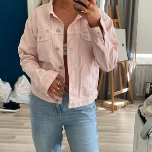 Ljusrosa jeansjacka - Sååå fin ljusrosa jacka från Wrangler💗💕💘