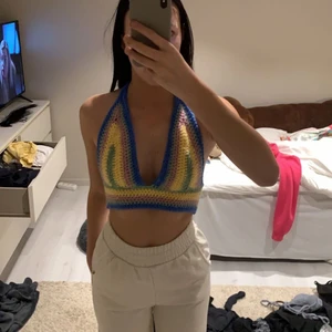 Virkad topp - Söt trendig topp till sommaren som jag har virkat, aldrig använd förutom när jag tog bilderna, stl xs-m då man kan sjystera ryggen och nacken, 150kr+frakt💗
