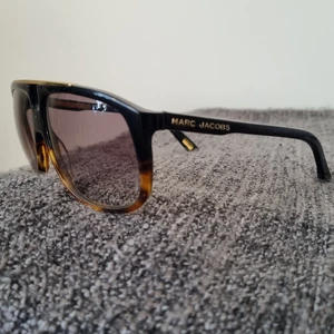 Marc Jacobs solglasögon  - Säljer ett par fina Marc Jacobs solglasögon med fint skick. Herr modell