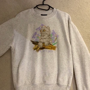 Tjocktröja - Söt tjocktröja men en katt på😸 Den är aldrig använd och köpt på monki för ett tag sen🥰 Storleken är xs men jag är en M och ni ser på bild 3 hur den sitter på mig ❤️