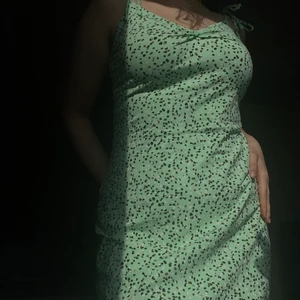 Mint grön klänning  - Säljer min gröna klänning från förra året, hör av dig vid intresse!!