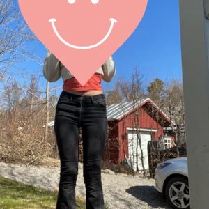 Svarta bootcut jeans  - Ett par svarta bootcut jeans från K.O.I ( kings of indigo).  Jag är 1,70 lång och dem är perfekta i längden ( den är storlek 27x 34 och jag säljer dessa för det är inte riktigt min stil. Dem e andvända några få gånger men är i väldigt bra skik! Jag köpte dem för 499kr och där med säljer detta för 150-199kr. Kom privat om du behöver mer bilder eller beskrivningar eller information.