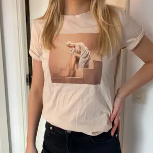 Beige Ariana Grande T-shirt❤️❤️