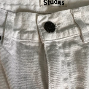 Acne jeans - Säljer ett par vita acne Jeans som jag köpte för ett tag sedan. Säljer då jag har alldeles för många jeans så de kommer inte till någon användning utan ligger bara och dammar i garderoben. De är som nya och har inte några som helst effekter. Jätte fina, aldrig använt de. Det står inte storlek på byxorna, men passar mig som vanligtvis är 36 / S men även mindre som Xs. Jag är 161 och de är perfekt i längden.
