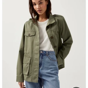 Grön vårjacka  - Säljer denna fina jacka. Jackan är från Kappahl men är slutsåld online och i nästan alla butiker. Använd en gång. Storlek M men passar XS-M skulle jag säga. Meddela gärna mig vid intresse 😇  (nypris var 600kr)