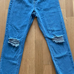 Boho jeans - Två par jätte snygga jeans från boho då dem formar kroppen väldigt snyggt, helt oanvända. Jag köpte dem för 250 kr st men jag säljer dem för 150 kr för båda nu🤩. Ni kan lägga ett bud till mig då och även skriva för mer information och bilder. Frakten ingår inte i priset