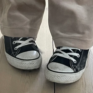 Converse höga  - Coverse till salu. De är höga och svart/vita. Använda men ändå väldigt bra skick, De är i storlek 38 och äkta. Perfekt till sommaren, matchar till allt! Buda direkt i annonsen eller kör direkt för 350kr + frakt. Skriv privat vid frågor eller funderingar! 🥰