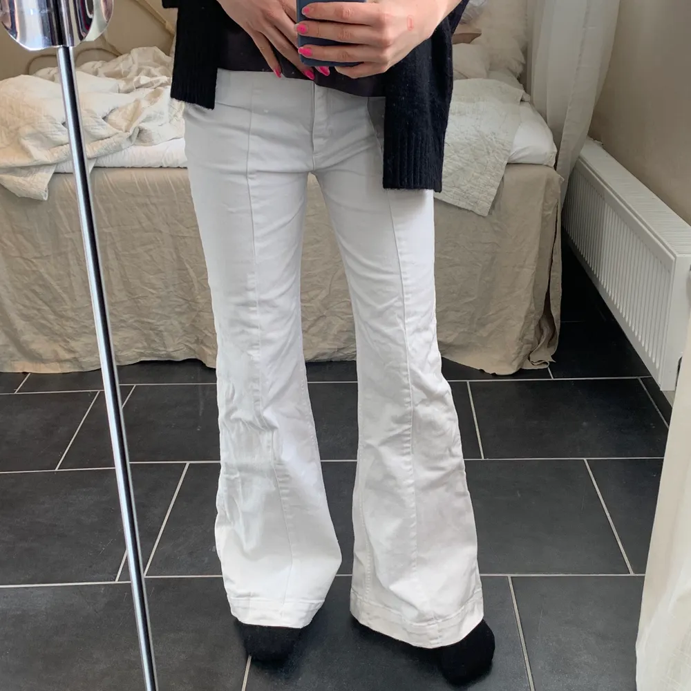 Ett par vita bootcut/flare jeans, väldigt vida 🤍  såhär sitter dem på mig som är 167 cm . Jeans & Byxor.