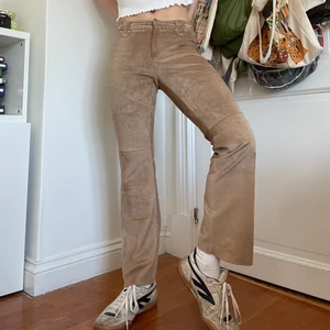 Vintage mocka byxor cowboy 90s beige  - Beigea/bruna vintage 90s does 70s mocka byxor med bäästa cowboy vibesen! 🐎 Denna byxor är inte bara såå versatile då man kan ha allt från ett enkelt vitt linne för en simpel outfit eller en skjorta och cowboy boots för den ultimata moderna 90-tals cowboy outfiten! Jag älskar nitdetaljerna på bältöglorna!