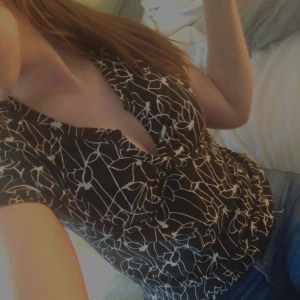 Super söt topp y2k - Jätte gullig t-shirt säljer pg av att den inte är min stil längre, hyfsat bra kvalitet. 