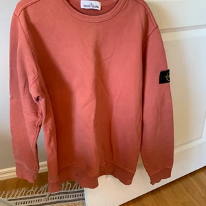 Stone Island tröja - Stone Island tröja, andvänd fåtal gånger och i fint skick, storlek L. Köpt på Spiga 3 i Göteborg.