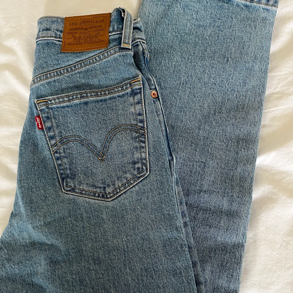 Säljer dessa snygga levisjeans som blivit för korta för mig💓 de är i modellen ribcage straight och i storlek 24. Skriv för mer bilder!. Jeans & Byxor.