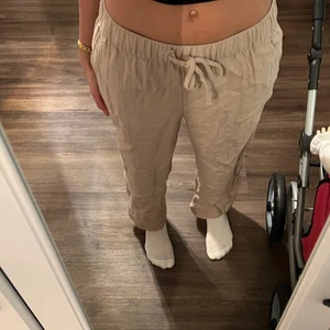 Linnebyxor  - Min förra annons försvann så lägger ut igen. Linnebyxor från HM (slutsålda) i lågmidjad och lite längre modell. Skitsnygga till våren!