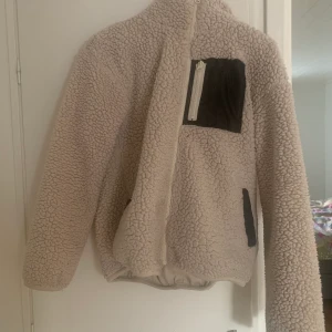 Teddy-jacka från Lindex. - Är i barnstorlek 158/164 men passar mig jättebra som är xs/s. Passar jätte bra på både vår och höst och är väldigt skön.