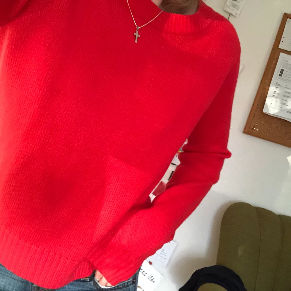 Stickad tröja i en jättehärlig röd färg, de 2 sista bilderna visar färgen ganska bra. Tunt stickad så den faller fint, knappt använd av mig. Supermysig. Tröjor & Koftor.