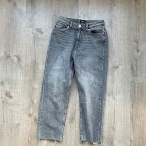 raka jeans från märket only. 150kr + 66kr frakt. bara testade! storlek 28/30