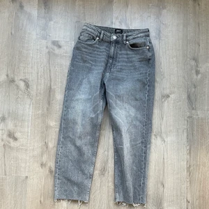 only jeans grå - raka jeans från märket only. 150kr + 66kr frakt. bara testade! storlek 28/30