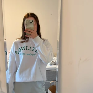 Gosig sweatshirt - En snygg och gosigt sweatshirt från SHEIN. Aldrig använd. Storlek xs men skulle även passa s då den är lite oversized🤍