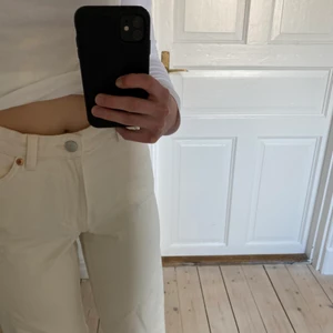Beiga jeans - Beiga jeans från Monki som är super fina och sköna. Lite bredare i vaden💕