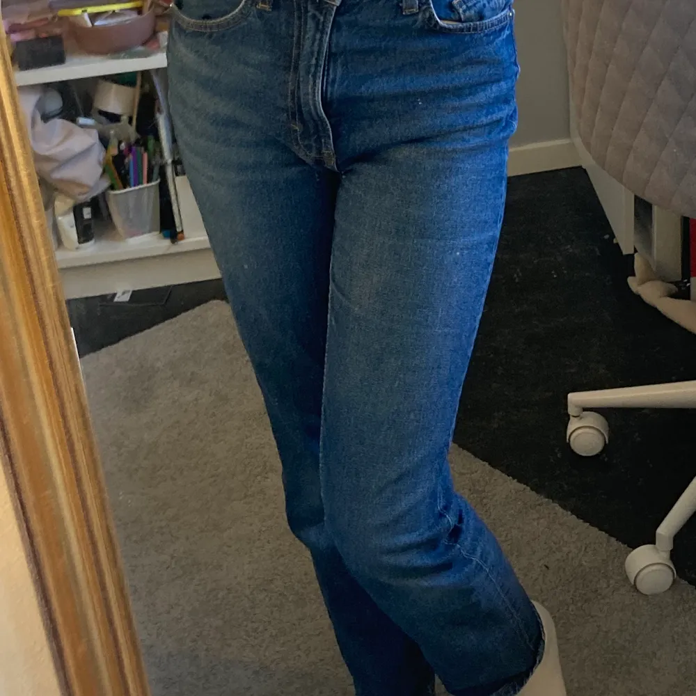Blåa jeans från h&m, använt mycket men fortfarande i ett bra skick.. Farkut & Housut.