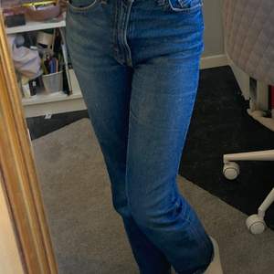 Blåa jeans från h&m, använt mycket men fortfarande i ett bra skick.
