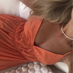 Sommarklänning - Långklänning från Bikbok i färgen svart, 99% lik den populära från H&m (första bilden!!) Storlek Small och rätt lång av sig, därav går det att knyta åt rätt bra i nacken så den sitter bättre<33 Använd 2-3 gånger förra sommaren, nypris 599kr🤍 Många intresserade, säljs då för 400 + frakt!