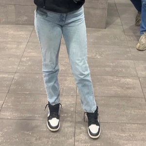 Straight leg jeans  - Straight leg jeans från Zara i storlek 36. Hör av er gällande frågor eller bilder💕 kan mötas i Göteborg 