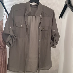 Skjortor - Säljer en svart och en grön skjorta i storlek S. Köp en för 60kr eller båda för 100kr, Gratis frakt 