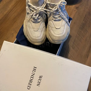 Won hundred  - Won hundred sneakers , tygpåse och orginaltrogen kartong medföljer om så önskas . Använt skick 