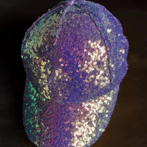 Keps - En färgglad keps med paljetter på. Har inte använts då det inte är min stil. Kan skickas mot frakt 