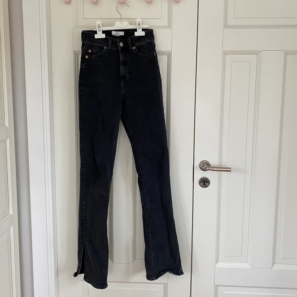 Säljer dessa jättefina svarta splitade jeans från HM i storlek 34 då de blev aningens för små på mig. De ha en liten slitnin längst ner i bak på vänstra benet därav priset, inte jätteanvända!. Jeans & Byxor.