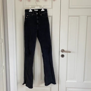 Svarta splitade jeans  - Säljer dessa jättefina svarta splitade jeans från HM i storlek 34 då de blev aningens för små på mig. De ha en liten slitnin längst ner i bak på vänstra benet därav priset, inte jätteanvända!