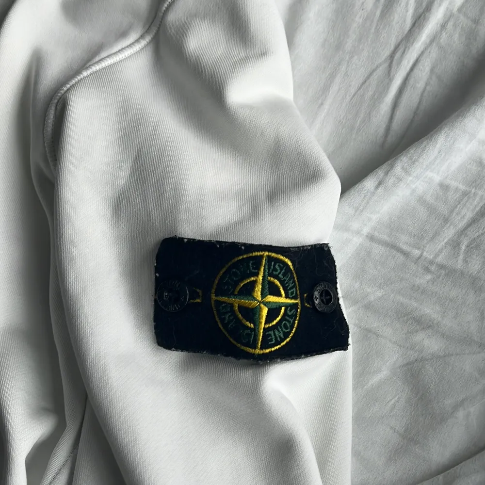 Säljer min stone island hoodie som är köpt för ca 1 år sen på NK. Den är i bra skick!. Tröjor & Koftor.