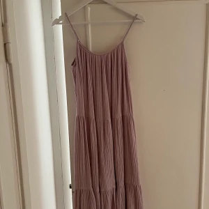 Sommarklänning - Supersöt sommarklänning från H&M, kan också bli väldigt fin som ”kjol” om man har en sweatshirt över!