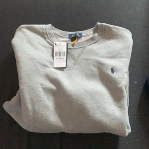 Polo sweatshirt  - 18-20 års ålder. Passar även S och M. Aldrig använd 