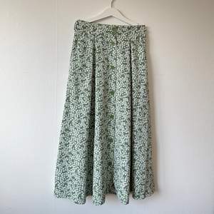 En jättefin kjol från monki som tyvärr inte kommer till användning längre.🤍