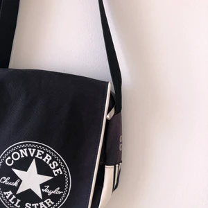 Converse väska - Skitcool väska från converse. Rymlig och har justerbart band. ❤️‍🔥