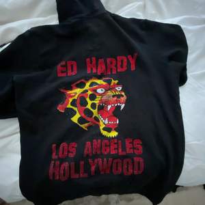 Hej! Säljer min Ed Hardy hoodie i storlek L då den inte kommer till andvänding längre. Den är i superfint sick. Några paljetter har ramlat av men inget synligt. Pris kan diskuteras vid snabbt köp